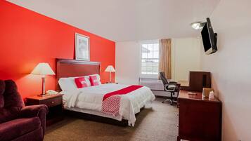 Escritorio y tabla de planchar con plancha