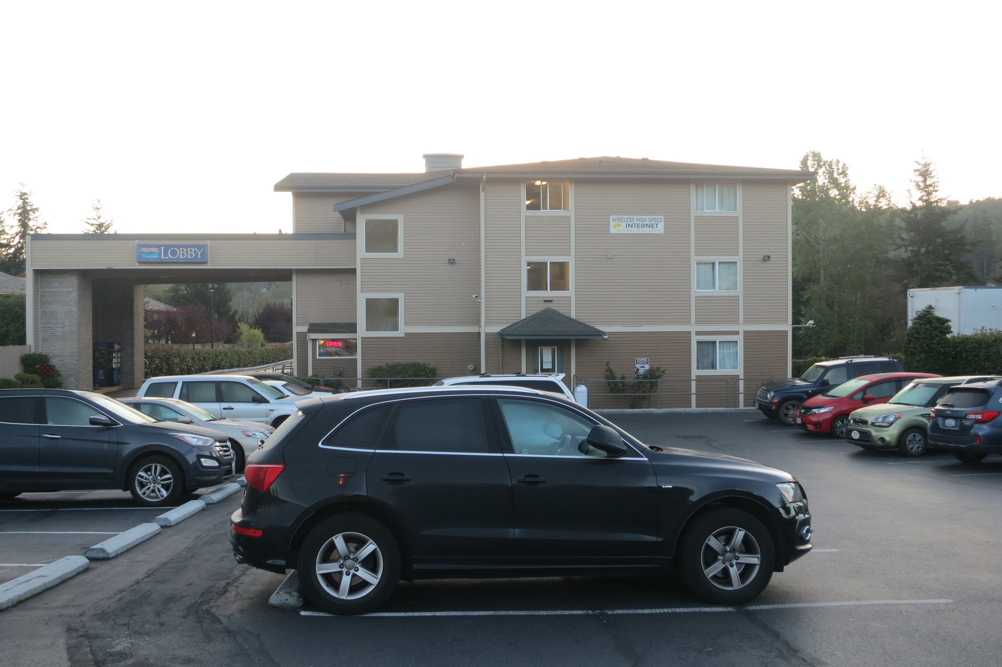 واجهة المنشأة - في المساء/الليل