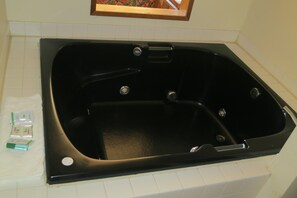 Suite, 1 cama de matrimonio grande, bañera de hidromasaje (Jacuzzi Suite) | Baño | Secador de pelo y toallas