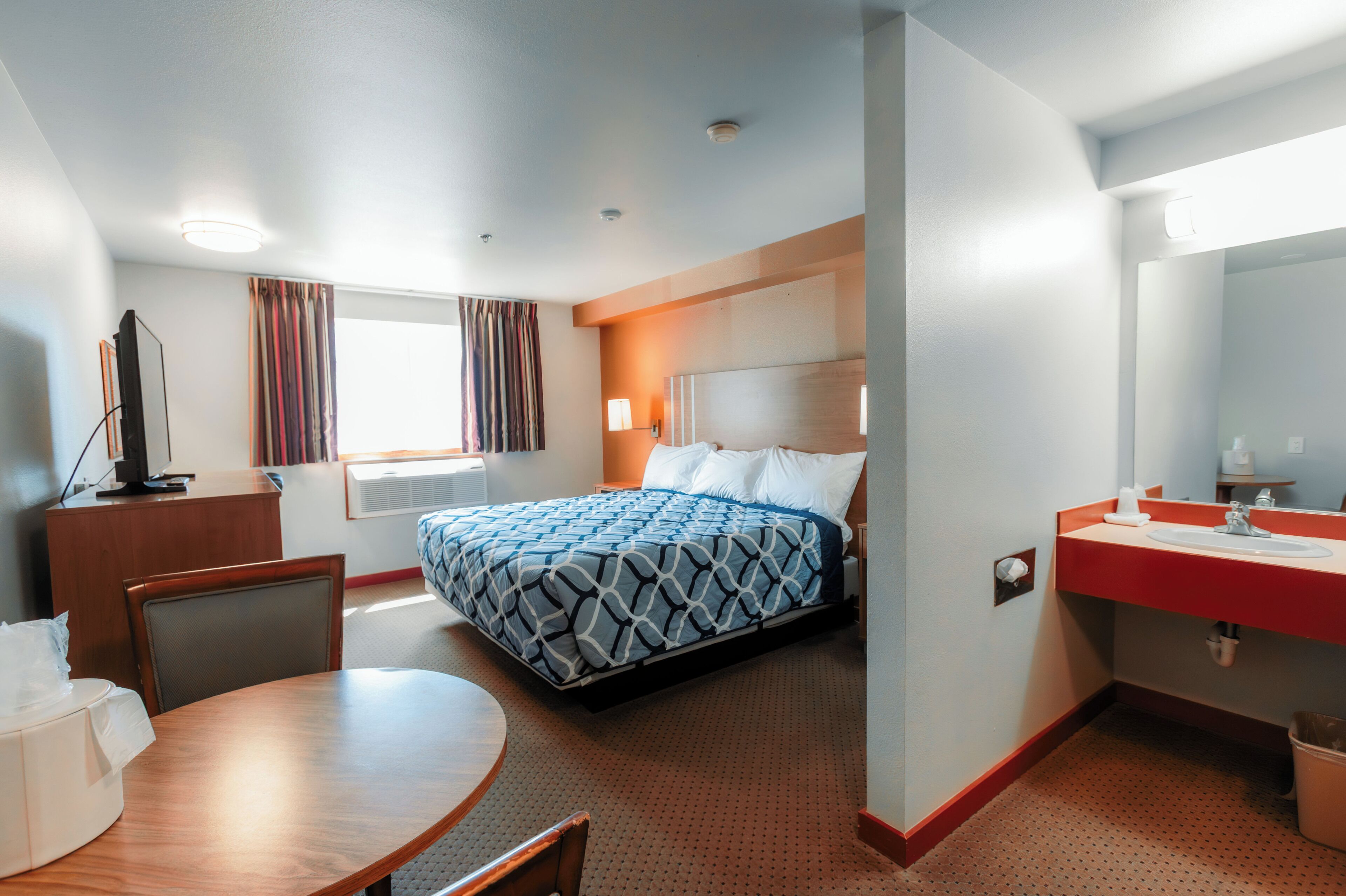 Standard Room, 1 King Bed | Soundproofing, free WiFi, bed sheets