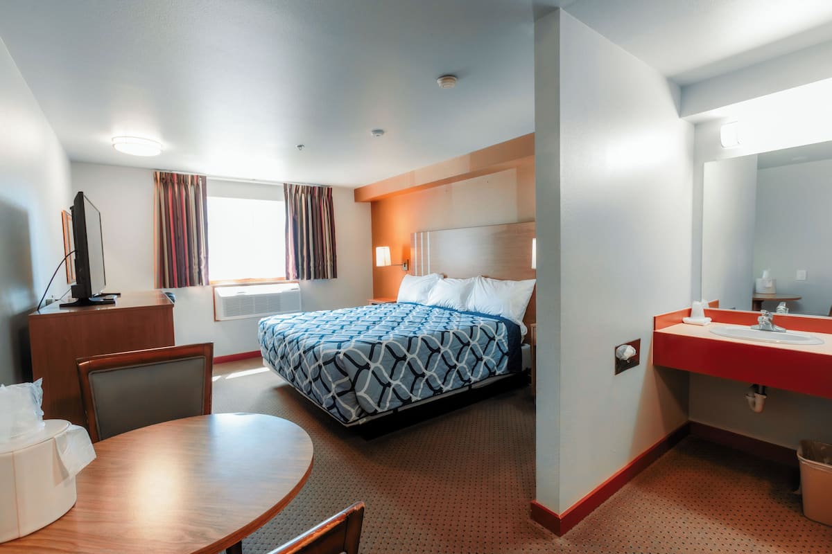 Standard Room, 1 King Bed | Soundproofing, free WiFi, bed sheets