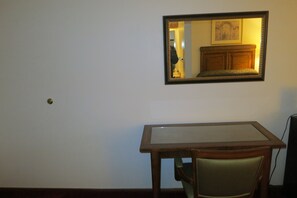 Habitación estándar, 2 camas de matrimonio | Zona de estar | Una televisión LED