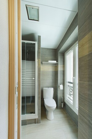 Chambre avec lits jumeaux, salle de bains privée | Salle de bain