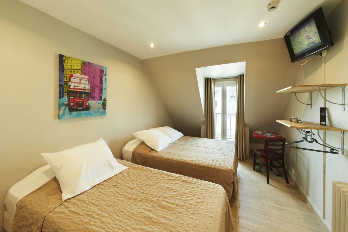 In-room safe, desk, soundproofing, cribs (surcharge)