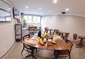 Daily continental breakfast (EUR 8 per person) - Montmartre Clignancourt (Paris)