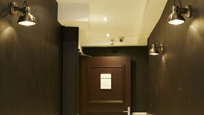 Hallway - Montmartre Clignancourt (Paris)
