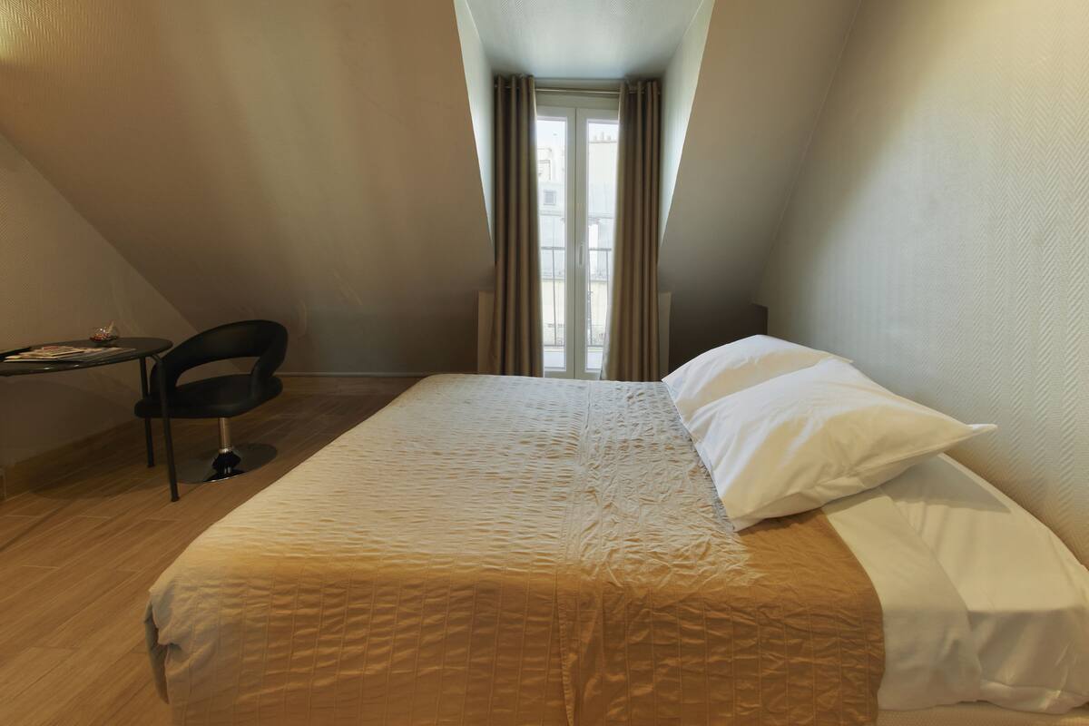 Double Room, Private Bathroom | In-room safe, desk, soundproofing, cribs (surcharge)