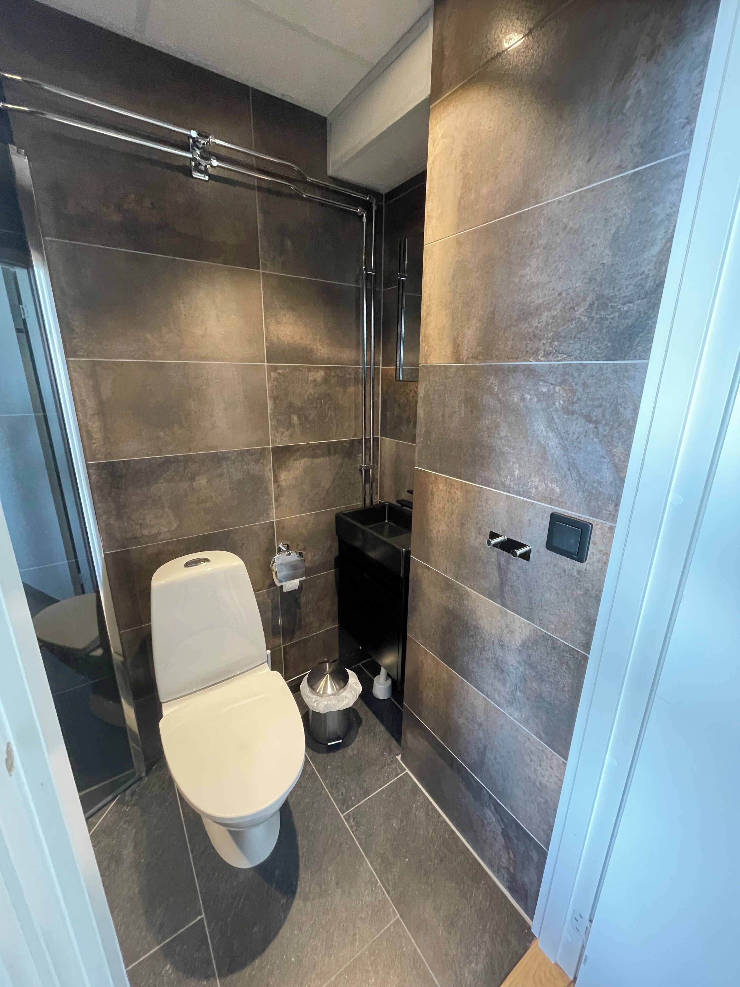 deluxe double or twin room | bathroom | hair dryer