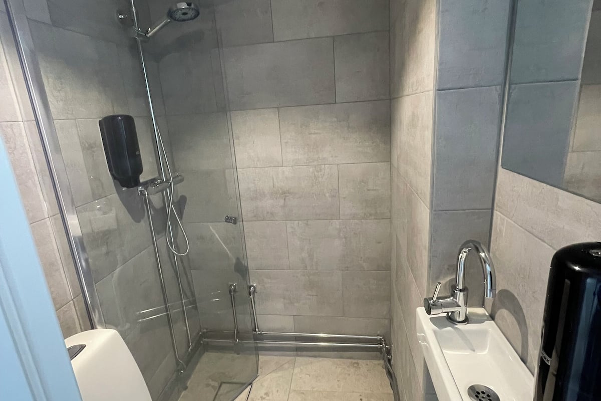 deluxe double or twin room | bathroom | hair dryer