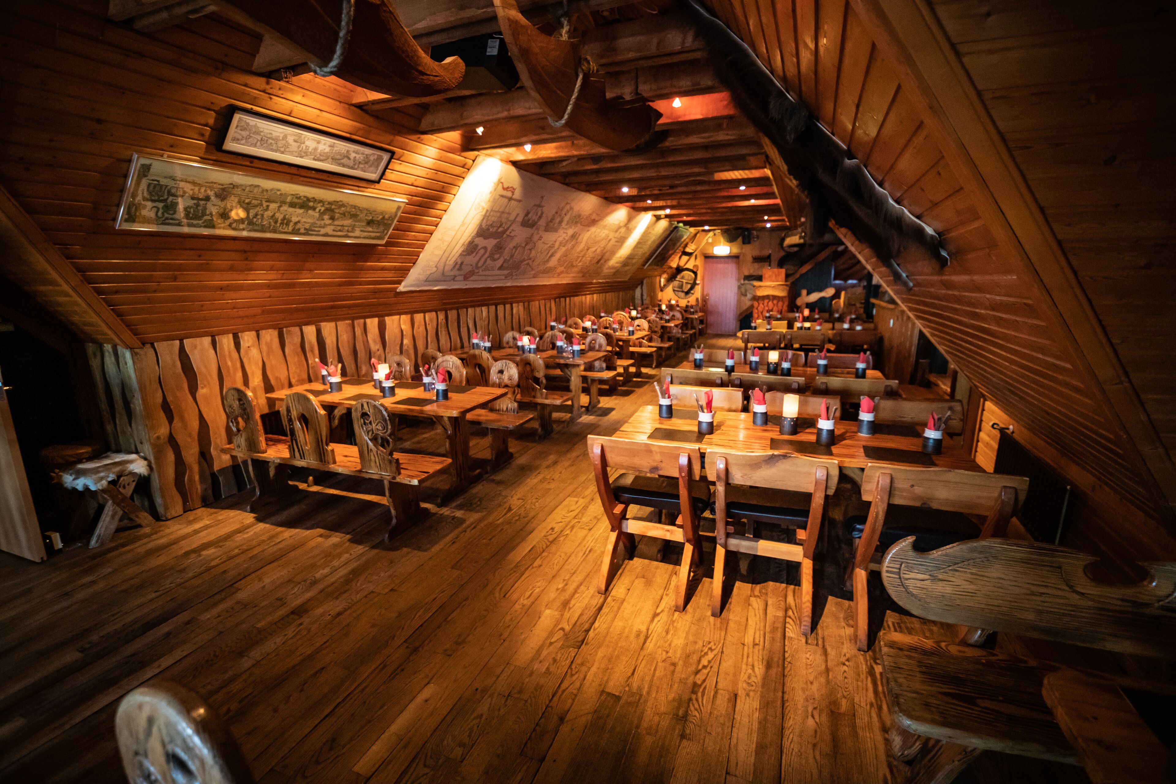 2 restaurants, lunch, dinner served; local cuisine