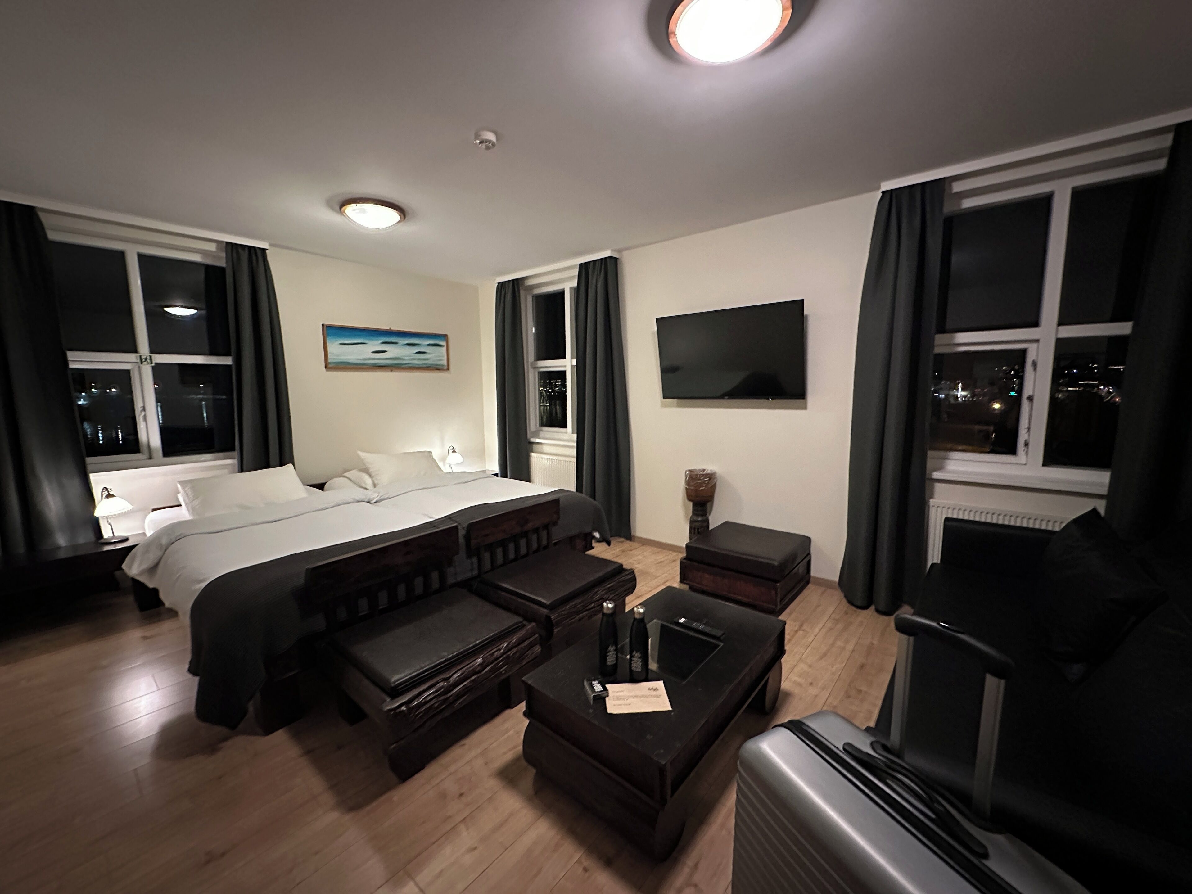 Driepersoonskamer | Badkamer | Een douche, een haardroger, handdoeken