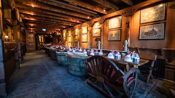 2 restaurants, lunch, dinner served; local cuisine