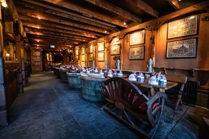 2 restaurants, lunch, dinner served; local cuisine