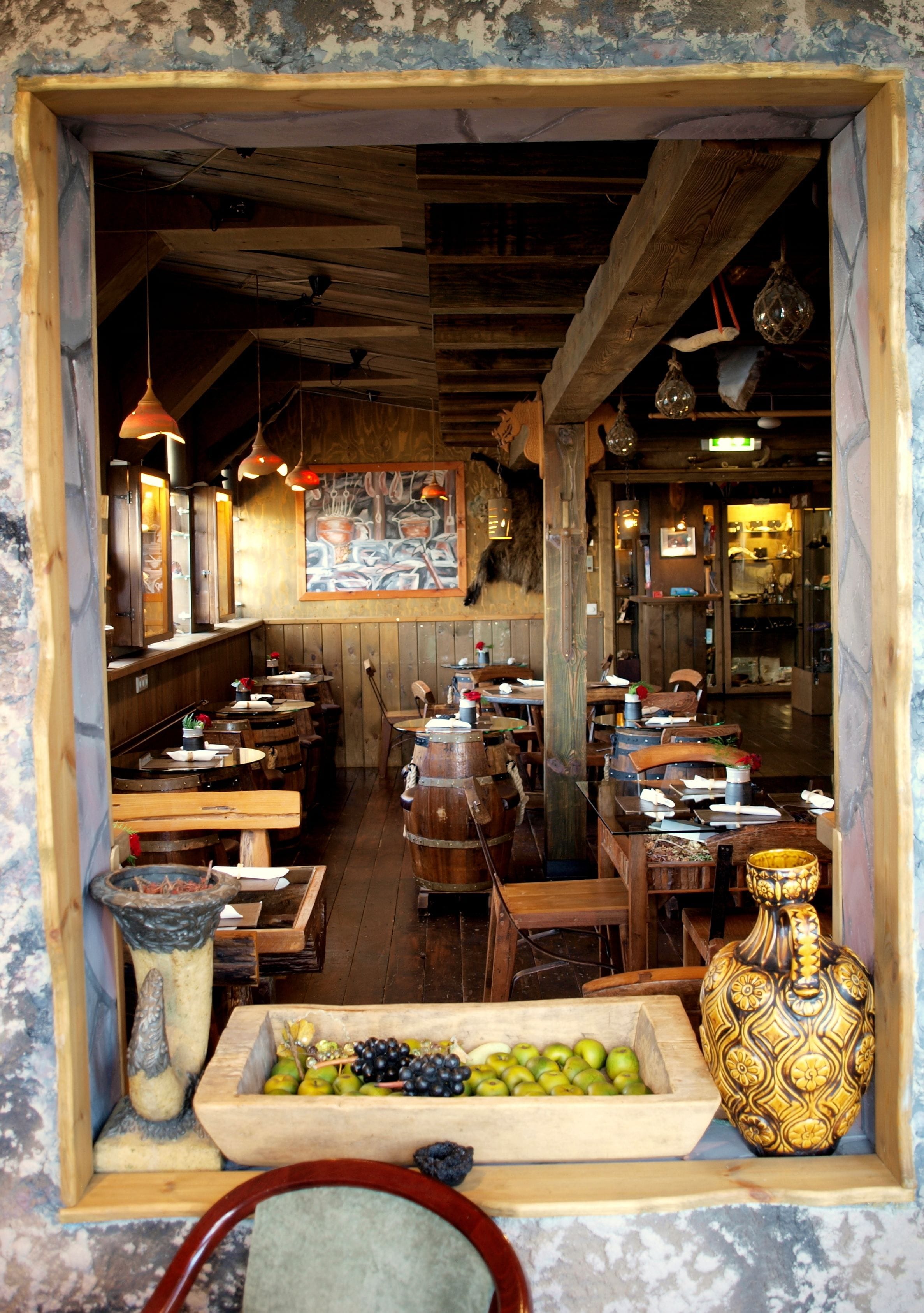 2 nhà hàng, phục vụ bữa trưa, bữa tối, đặc sản địa phương 