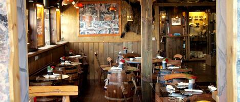 2 restaurants, lunch, dinner served; local cuisine