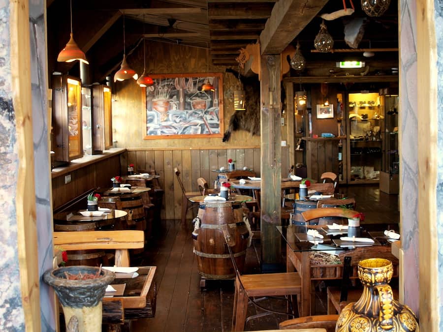 2 restaurants servant le déjeuner et le dßner, plats Cuisine locale