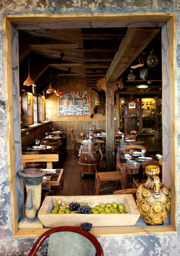 2 restaurantes, com serviço de almoço e jantar; culinária local