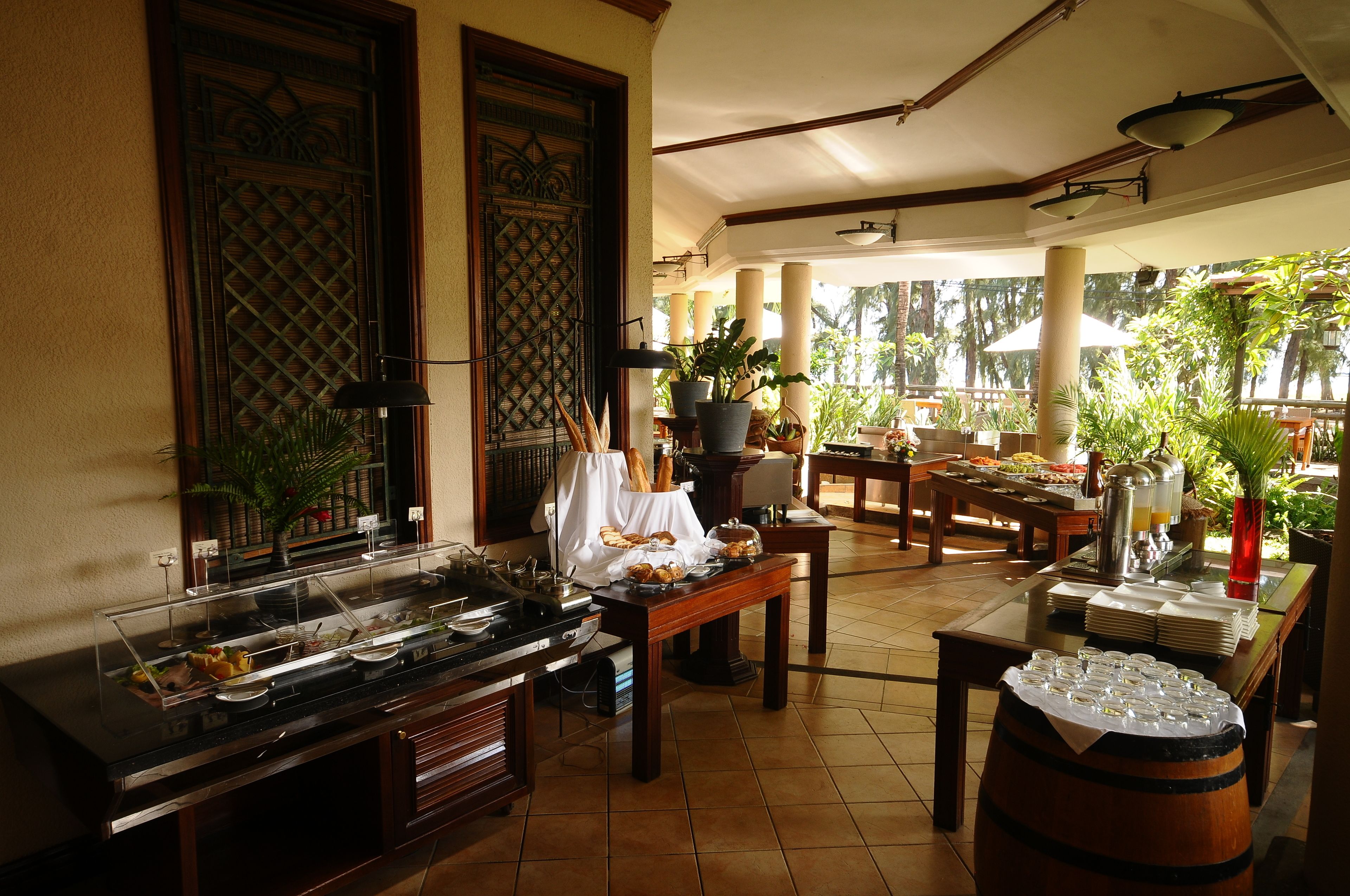 Una barra de buffet con diversas opciones de comida y un enfriador de vino.
