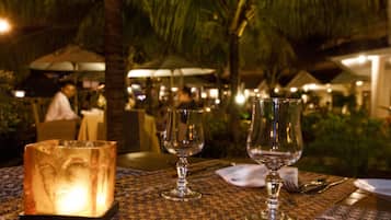 2 restaurantes; se sirve desayuno, almuerzo y cena; cocina china