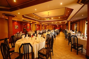 2 restaurants, servant le déjeuner et le dßner; cuisine chinoise