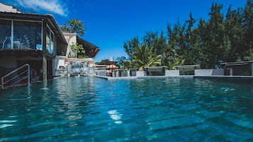 Una piscina al aire libre, sombrillas