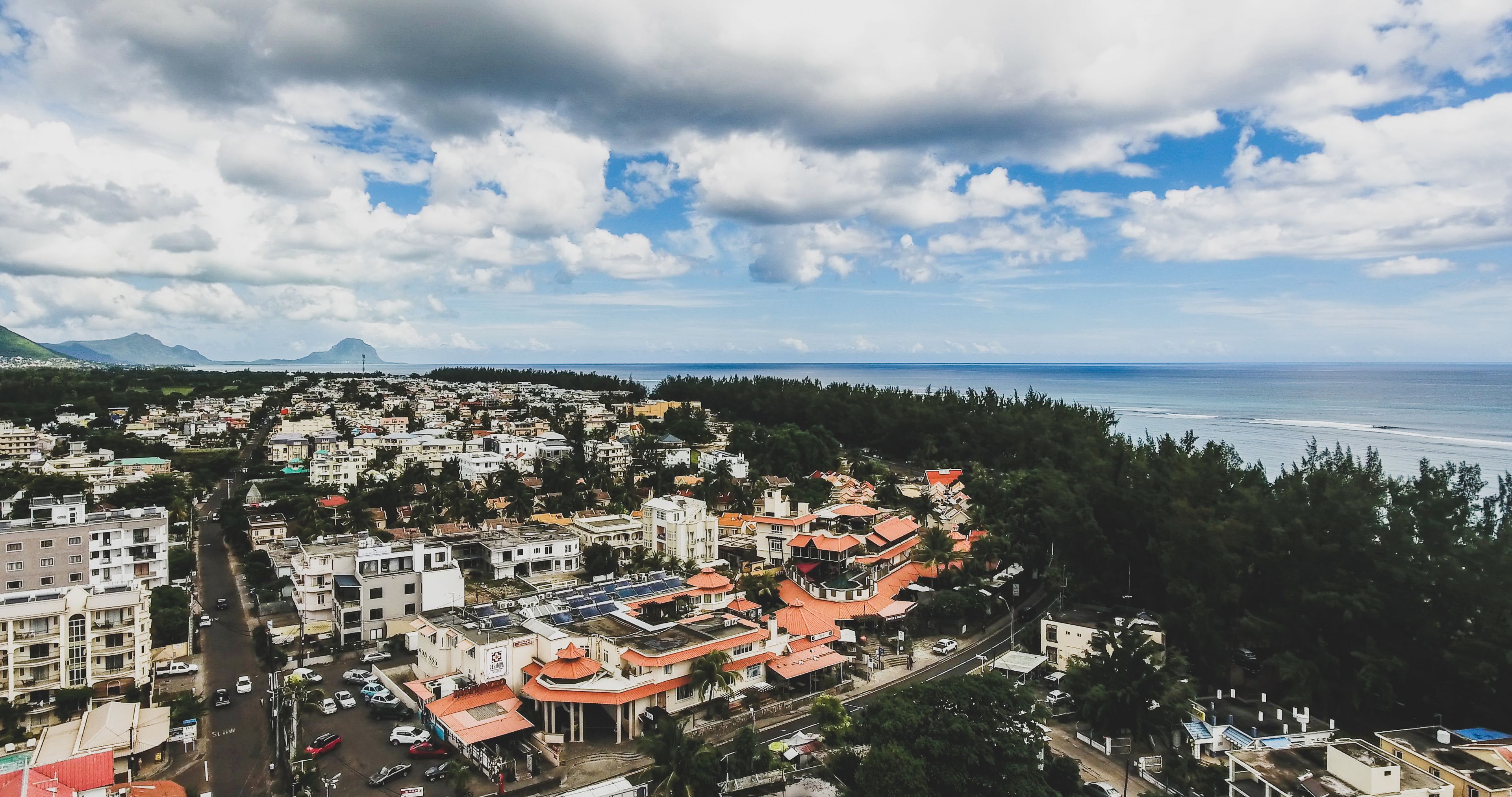 Vista aérea de un pueblo costero con edificios, calles y una playa.