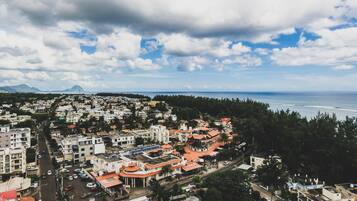 Vista aérea de un pueblo costero con edificios, calles y una playa.