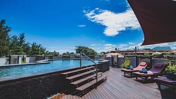 Piscina externa, guarda-sóis