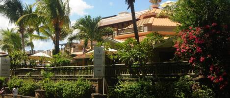 A hotel with a sign indicating a restaurant and spa.