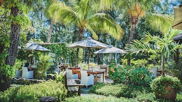 2 restaurants servant le petit déjeuner, spécialités Cuisine chinoise