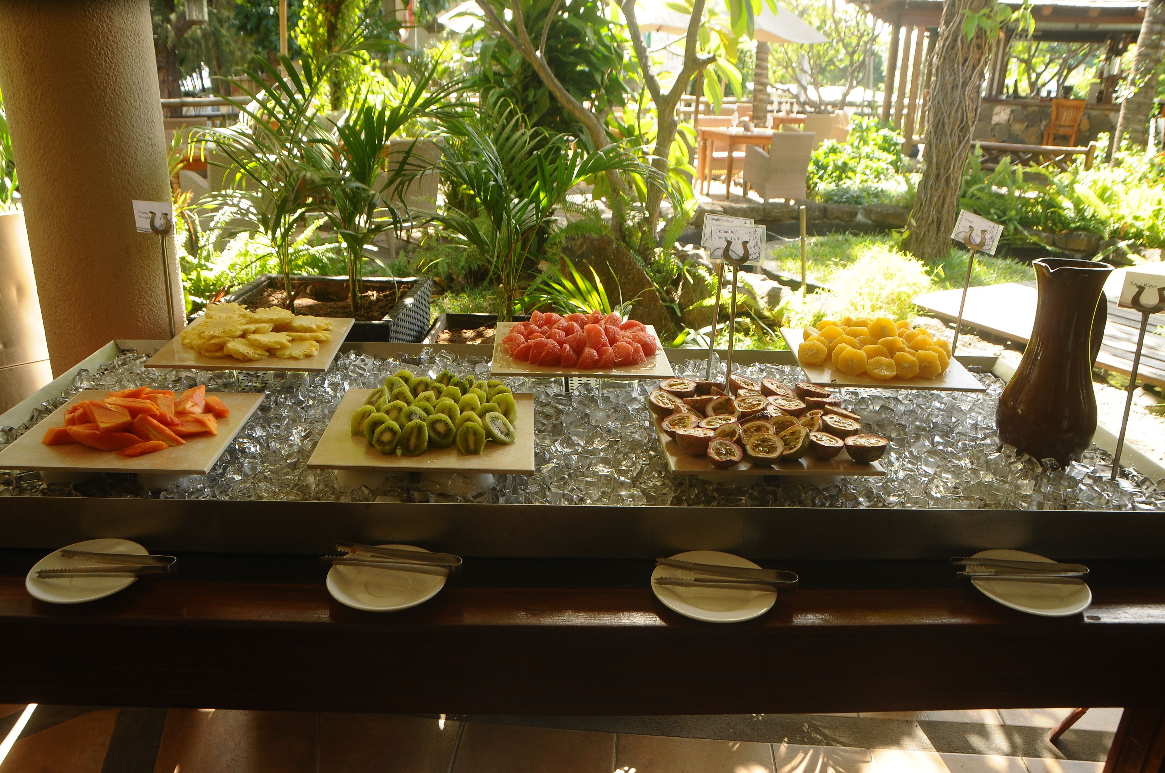 Un buffet proposant une variété de fruits et de légumes, disposés sur un comptoir en marbre.