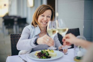 2 restaurants servant le petit déjeuner, spécialités Cuisine régionale