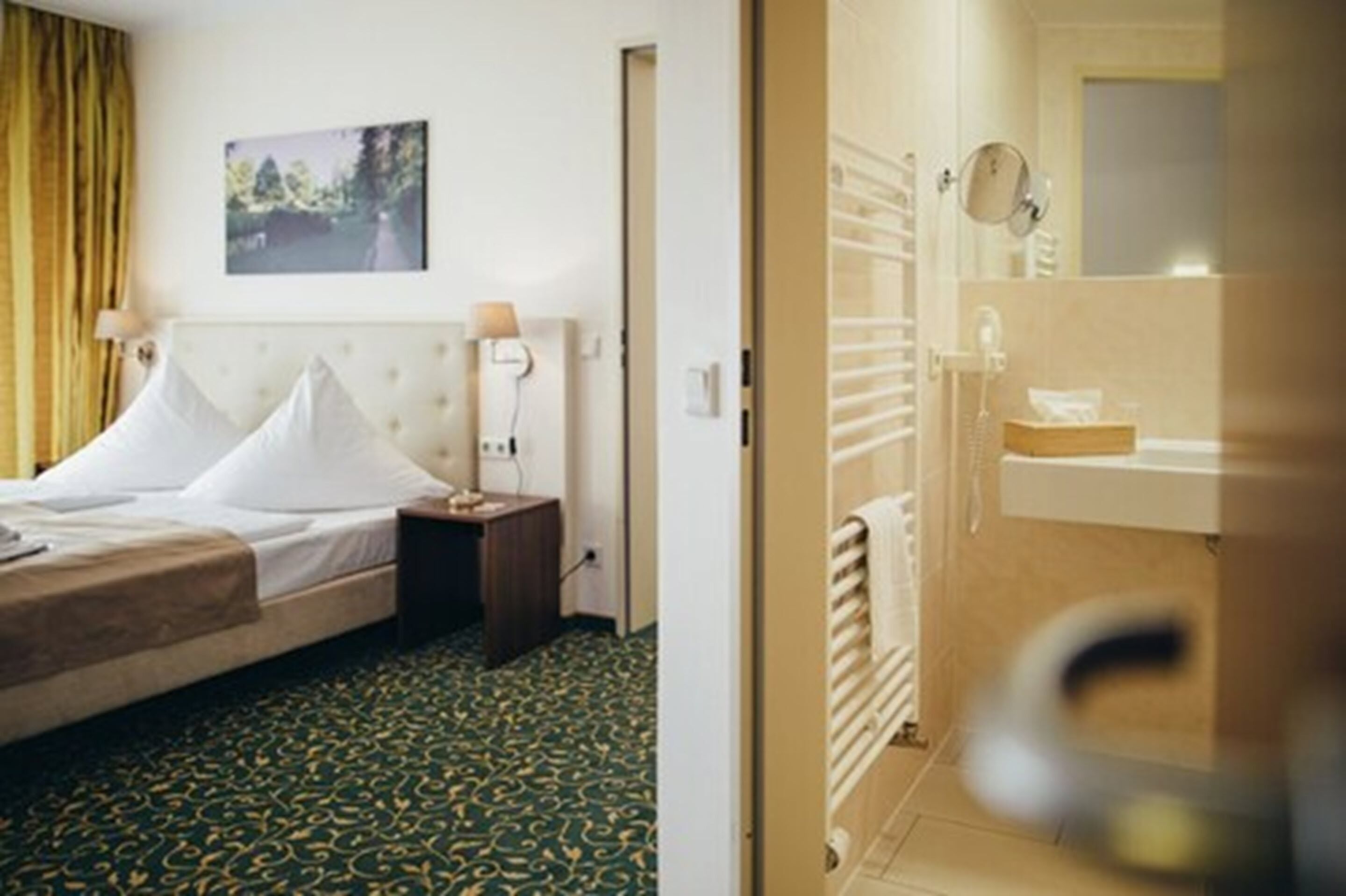 double room | hypo-allergenic bedding, in-room safe, desk, laptop workspace