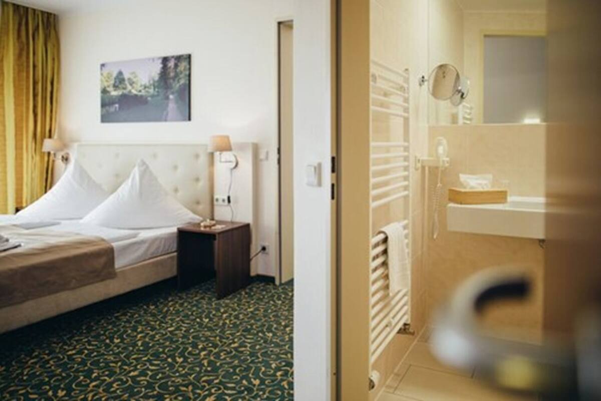 double room | hypo-allergenic bedding, in-room safe, desk, laptop workspace