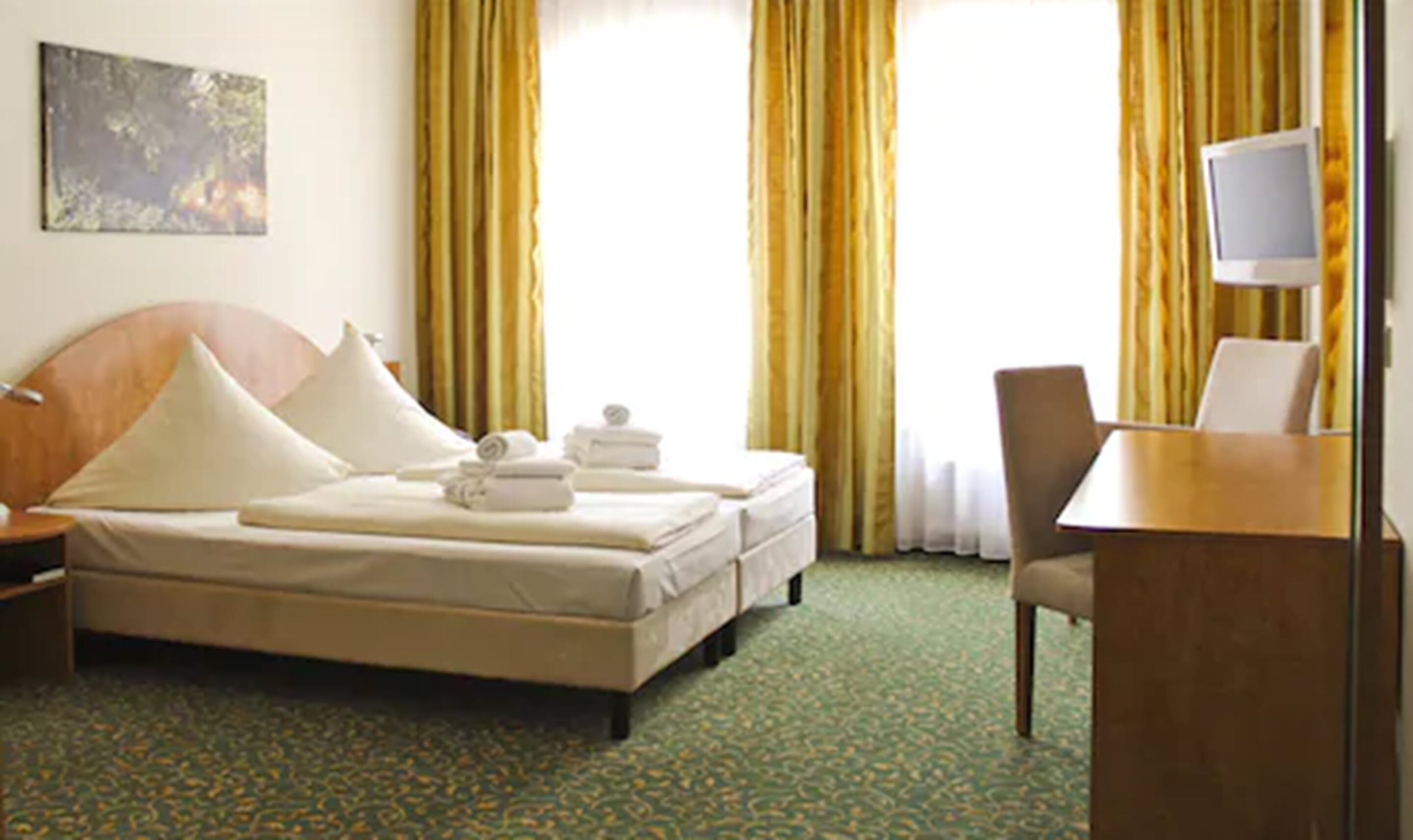 double room | hypo-allergenic bedding, in-room safe, desk, laptop workspace