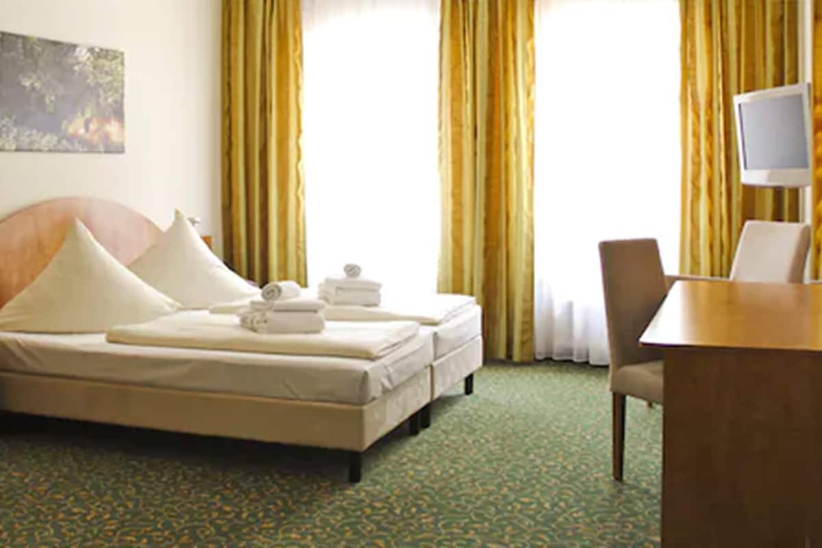 double room | hypo-allergenic bedding, in-room safe, desk, laptop workspace