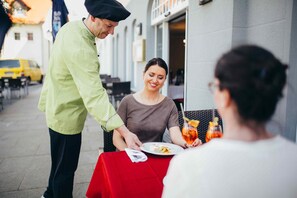 2 restaurants; breakfast, lunch and dinner served  - Kulturhotel Fürst Pückler Park (Bad Muskau)
