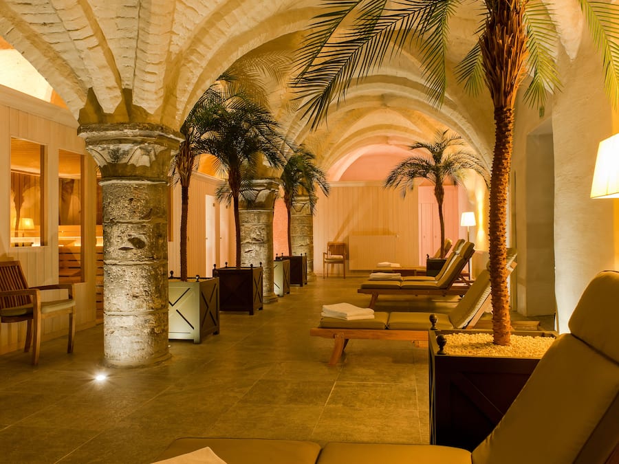 Een sauna, een stoombad, warm/mineraalwaterbronnen, massagebehandelingen