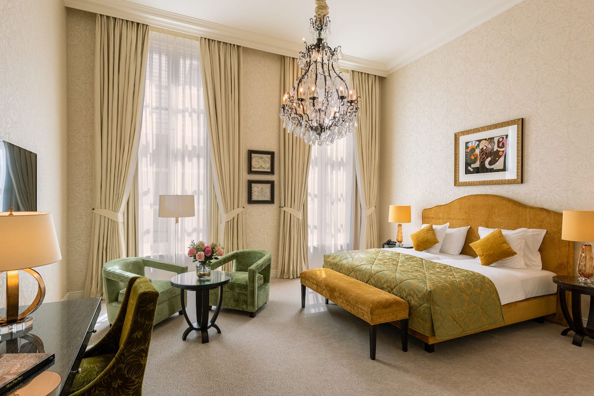 junior suite | 1 bedroom, premium bedding, pillow-top beds, minibar