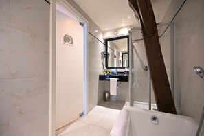Family Suite "Prince Henry" | Badezimmer | Badewanne und Dusche (separat), Designer-Toilettenartikel, Haartrockner