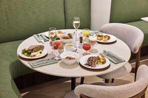 Tägliches Frühstücksbuffet gegen Gebühr
