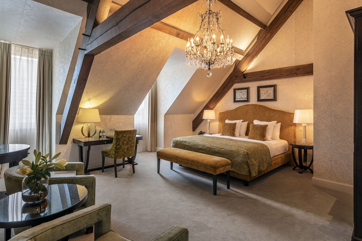 The King Loft | Hochwertige Bettwaren, Pillowtop-Betten, Minibar, Zimmersafe