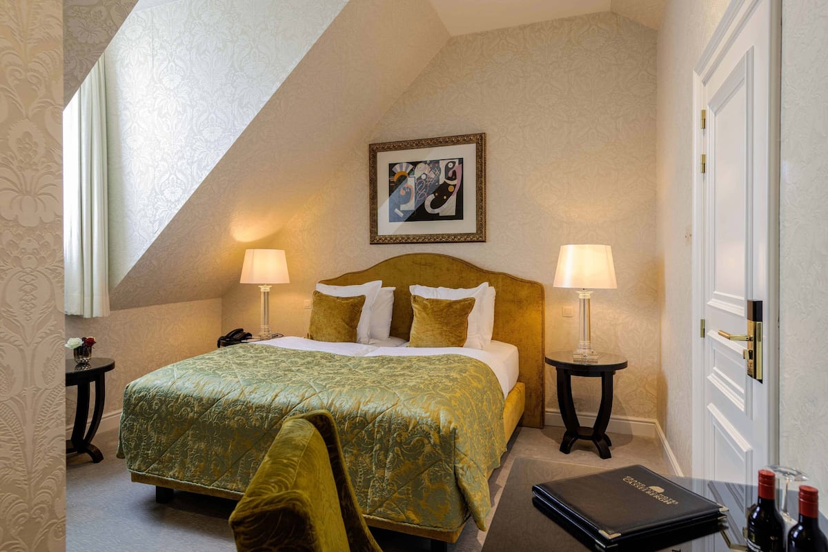 Premium bedding, pillow-top beds, minibar, in-room safe