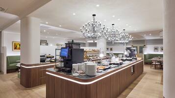 Tägliches Frühstücksbuffet (30 EUR pro Person)