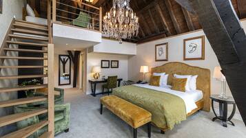 Exclusieve vierpersoonskamer | Luxe beddengoed, pillowtop-bedden, een minibar, een kluis op de kamer