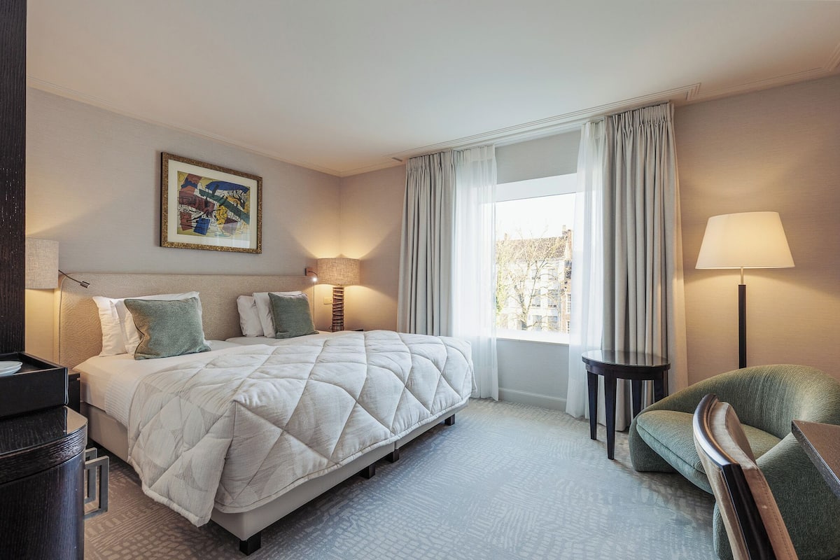 Kamar Superior, pemandangan kanal | Seprai premium, bantalan ekstra lembut, minibar, dan brankas