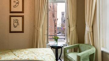 Premium kamer | Luxe beddengoed, pillowtop-bedden, een minibar, een kluis op de kamer
