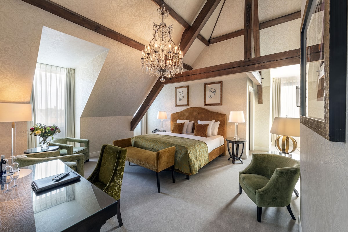 The Queen Loft | Seprai premium, bantalan ekstra lembut, minibar, dan brankas