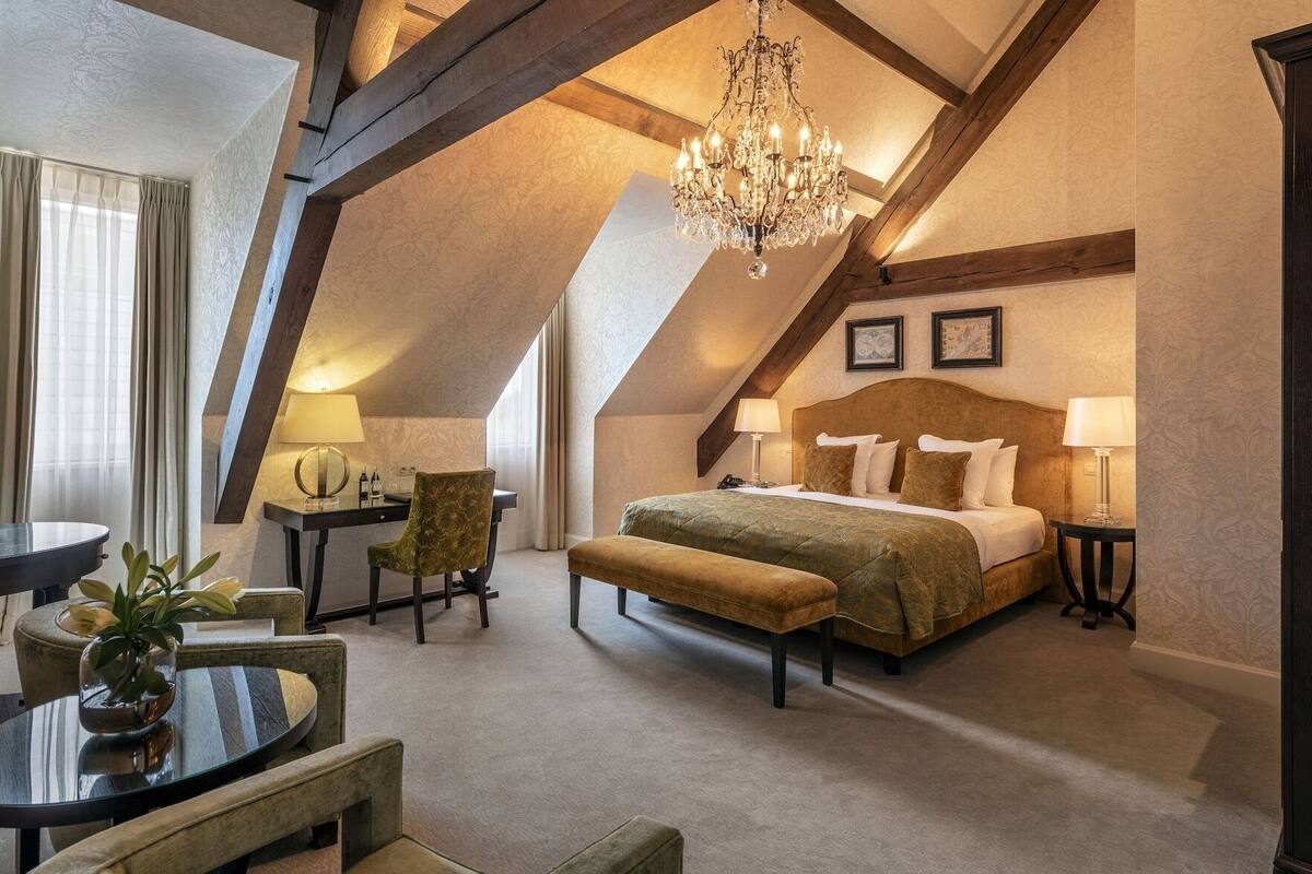 Premium bedding, pillow-top beds, minibar, in-room safe