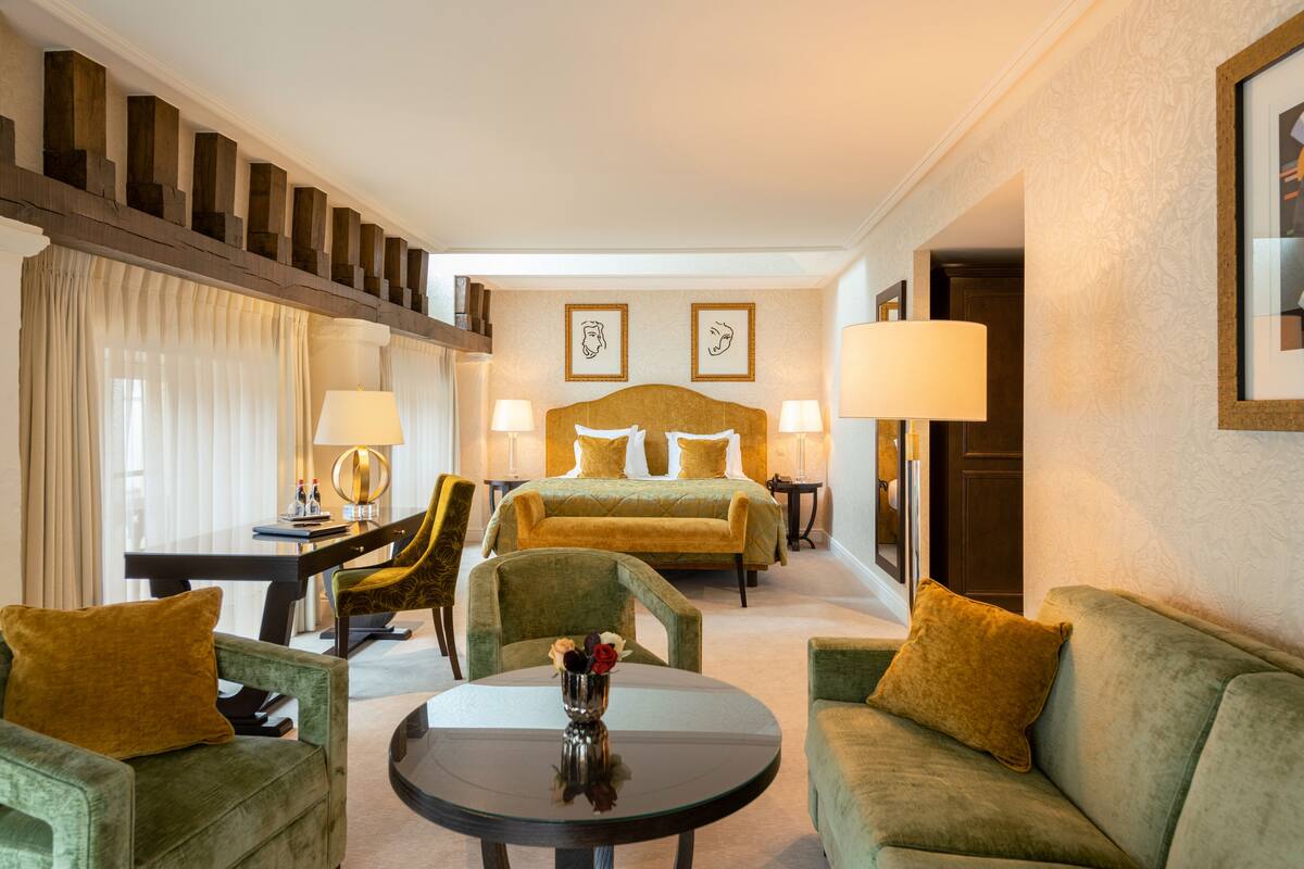 Junior Suite Belfry View | Seprai premium, bantalan ekstra lembut, minibar, dan brankas